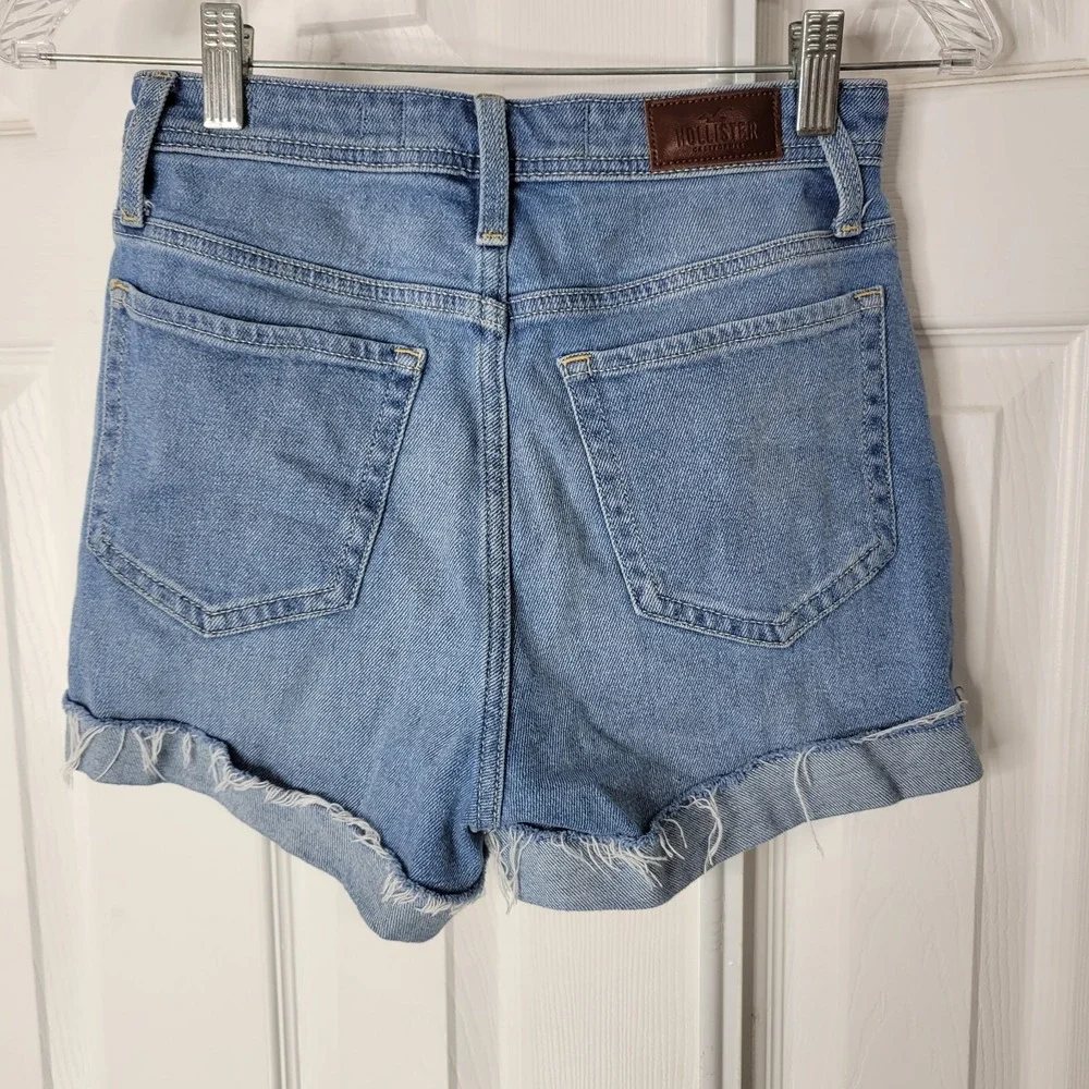3 / $30 Hollister Ultra High Rise Mom Jean Short 3 / 26 Blue Denim Button Fly‎ - Picture 5 of 11